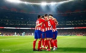 青训小将破门后被队友高高举起